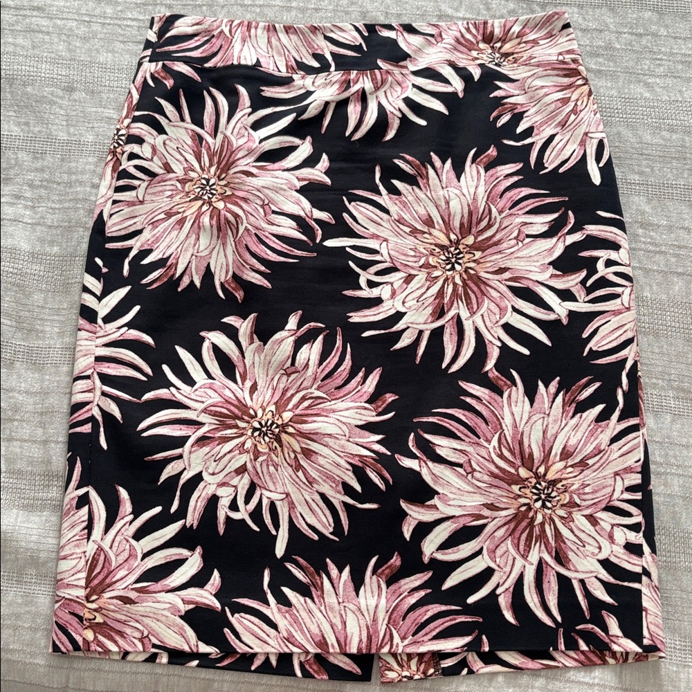 Ann Taylor Factory navy blue Floral Skirt. Knee length
